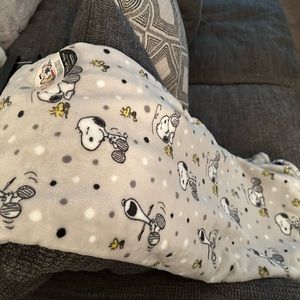 Peanuts polka dot throw